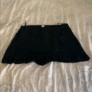 Black skirt with ruffle